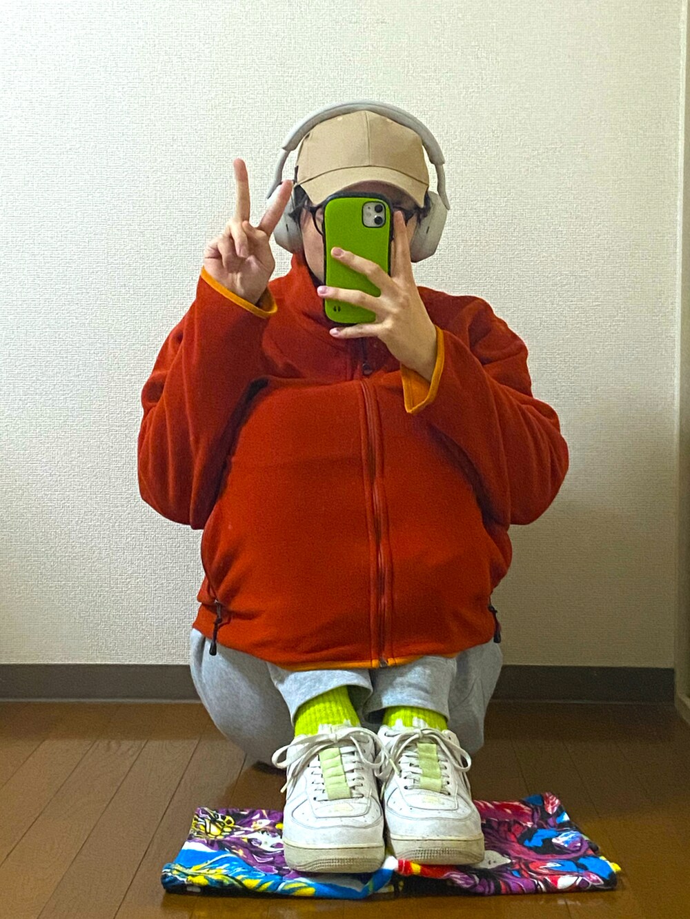 オレンジ系のその他アウターを着用したメンズの冬コーディネートの3枚目の写真