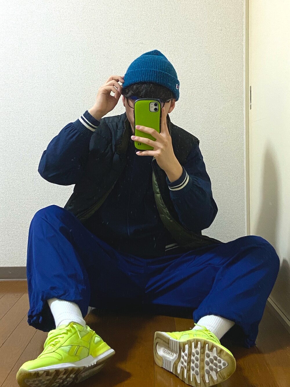 ブルー系のニットキャップ/ビーニーを着用したメンズの秋コーディネートの3枚目の写真