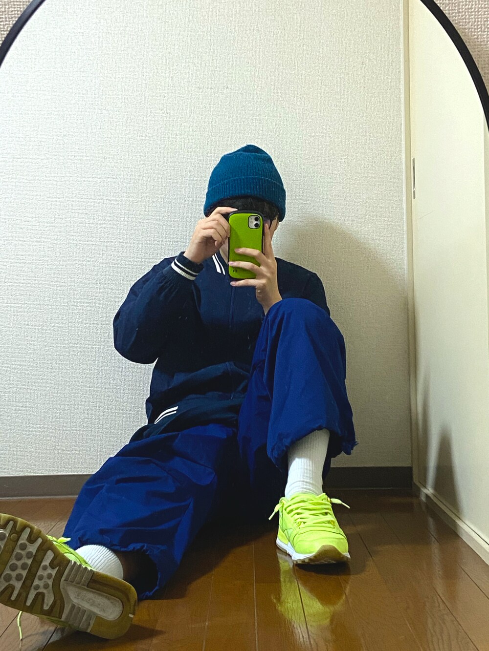 ブルー系のニットキャップ/ビーニーを着用したメンズの秋コーディネートの2枚目の写真