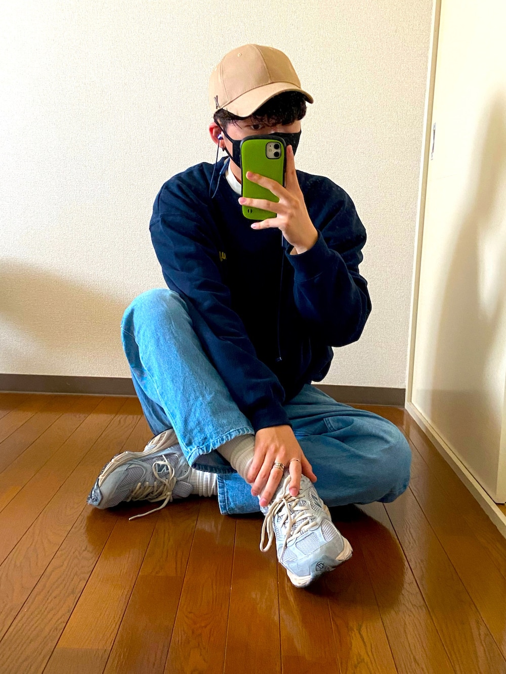 ブルー系のスウェット、シルバー系のリングを着用したメンズの秋コーディネートの2枚目の写真