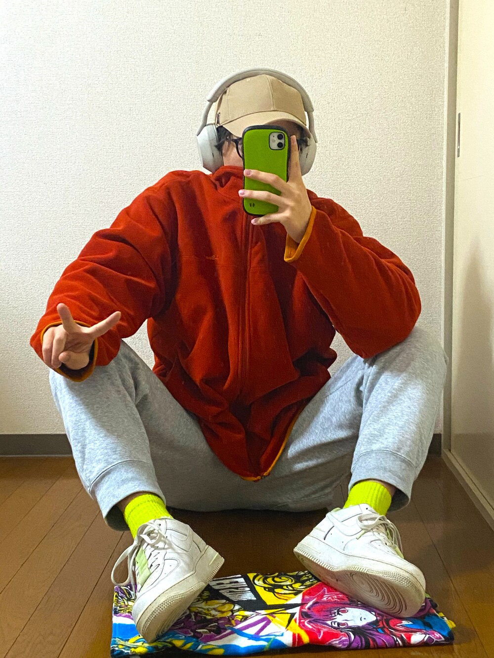 オレンジ系のその他アウターを着用したメンズの冬コーディネートの2枚目の写真