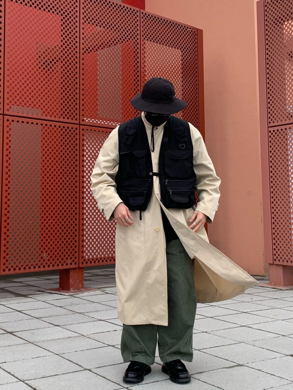 ブラック系のローファーを着用したメンズの冬コーディネートの3枚目の写真