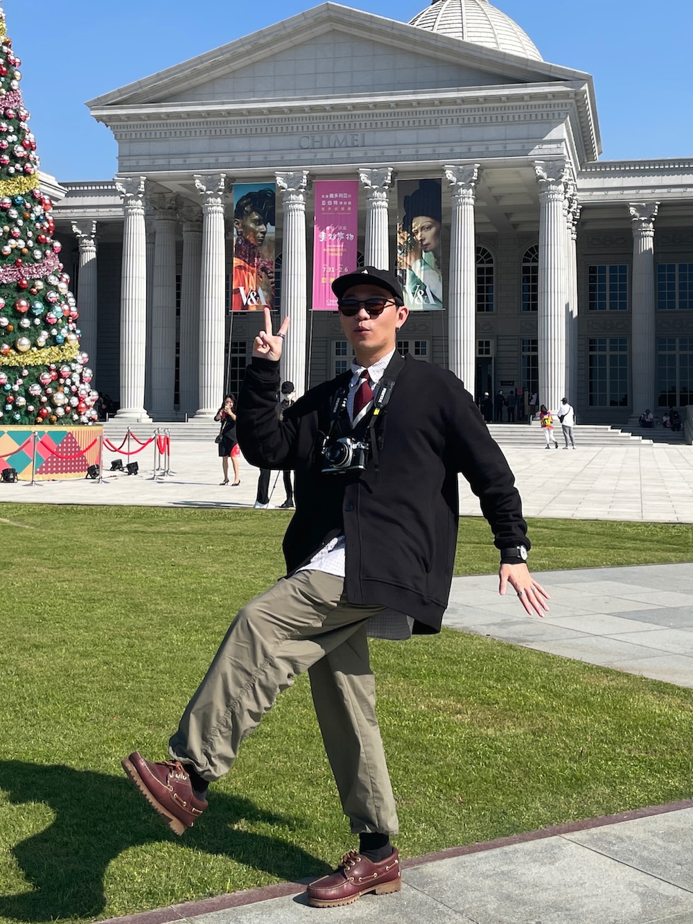 グリーン系のその他パンツ、ホワイト系のシャツ/ブラウス、レッド系のネクタイを着用したメンズの冬コーディネートの2枚目の写真