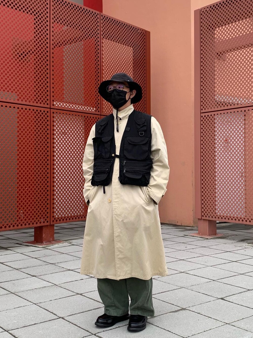 ブラック系のローファーを着用したメンズの冬コーディネートの2枚目の写真