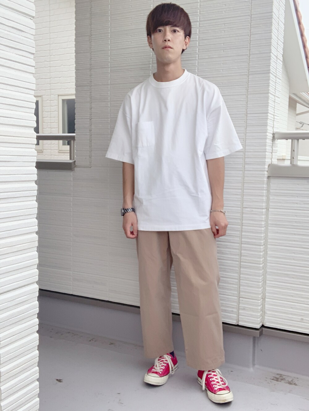 「おしゃれさんと繋がりたい、カジュアル、コンバース、夏だ！Tシャツ着よう！、ラフ、ビックシルエット、チノパン」｜「fitforのfitfor　UNISEX WIDE（Tシャツ/カットソー、ホワイト系）」を使った、たかさん（メンズ・172cm）の夏コーディネートの2枚目の写真