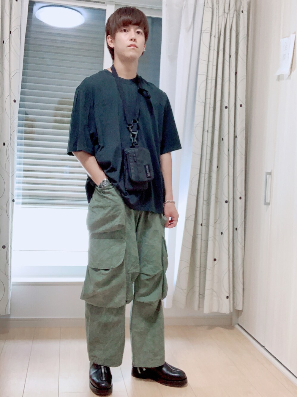 「ワイドパンツ、ミリタリー、テック系、オーバーサイズ、グリーン」｜「entire studiosのアイテム（Tシャツ/カットソー、グリーン系）」を使った、たかさん（メンズ・172cm）の夏コーディネートの3枚目の写真