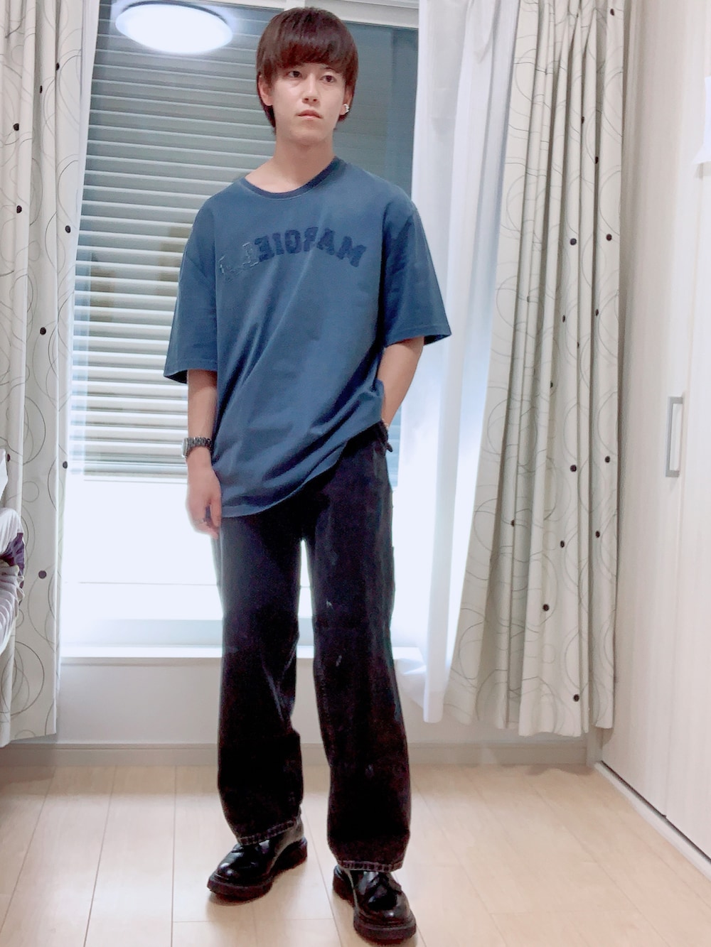 「Maison Margiela、カジュアルコーデ、夏、革靴、デニム」｜「Maison Margielaの【MAISON MARGIELA / メゾン マルジェラ】college logo tee（Tシャツ/カットソー、ブルー系）」を使った、たかさん（メンズ・172cm）の夏コーディネートの3枚目の写真