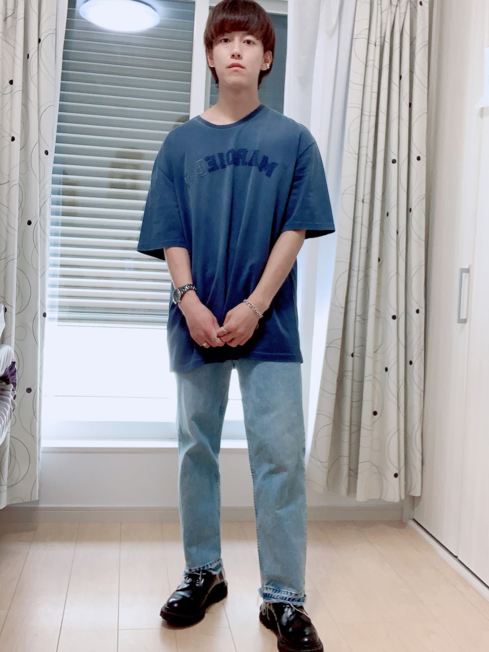 ブルー系のTシャツ/カットソー、ブルー系のデニムパンツ、ブラック系のドレスシューズを着用したメンズの夏コーディネートの2枚目の写真