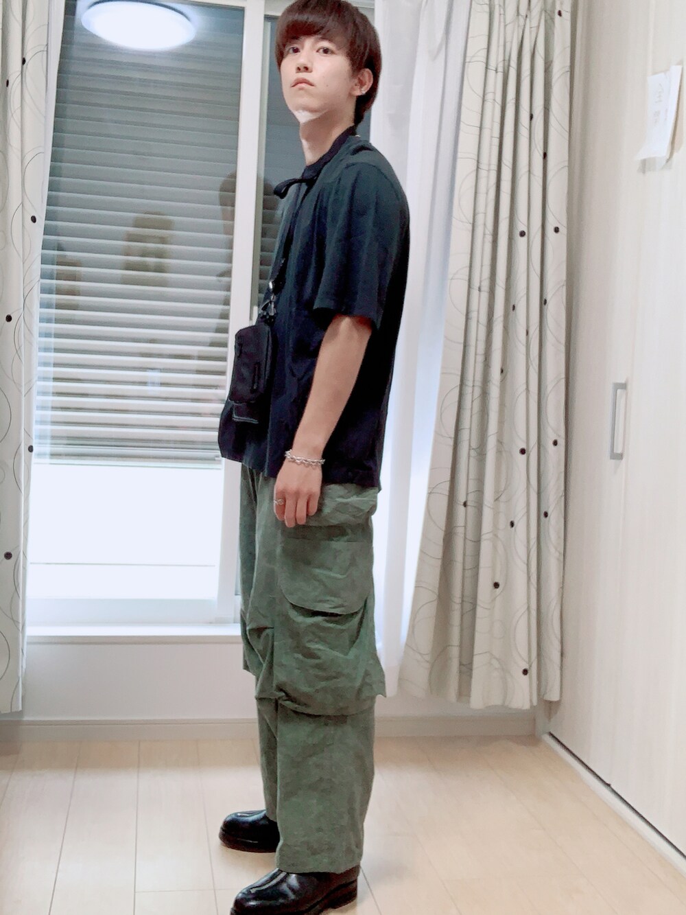 「ワイドパンツ、ミリタリー、テック系、オーバーサイズ、グリーン」｜「entire studiosのアイテム（Tシャツ/カットソー、グリーン系）」を使った、たかさん（メンズ・172cm）の夏コーディネートの2枚目の写真