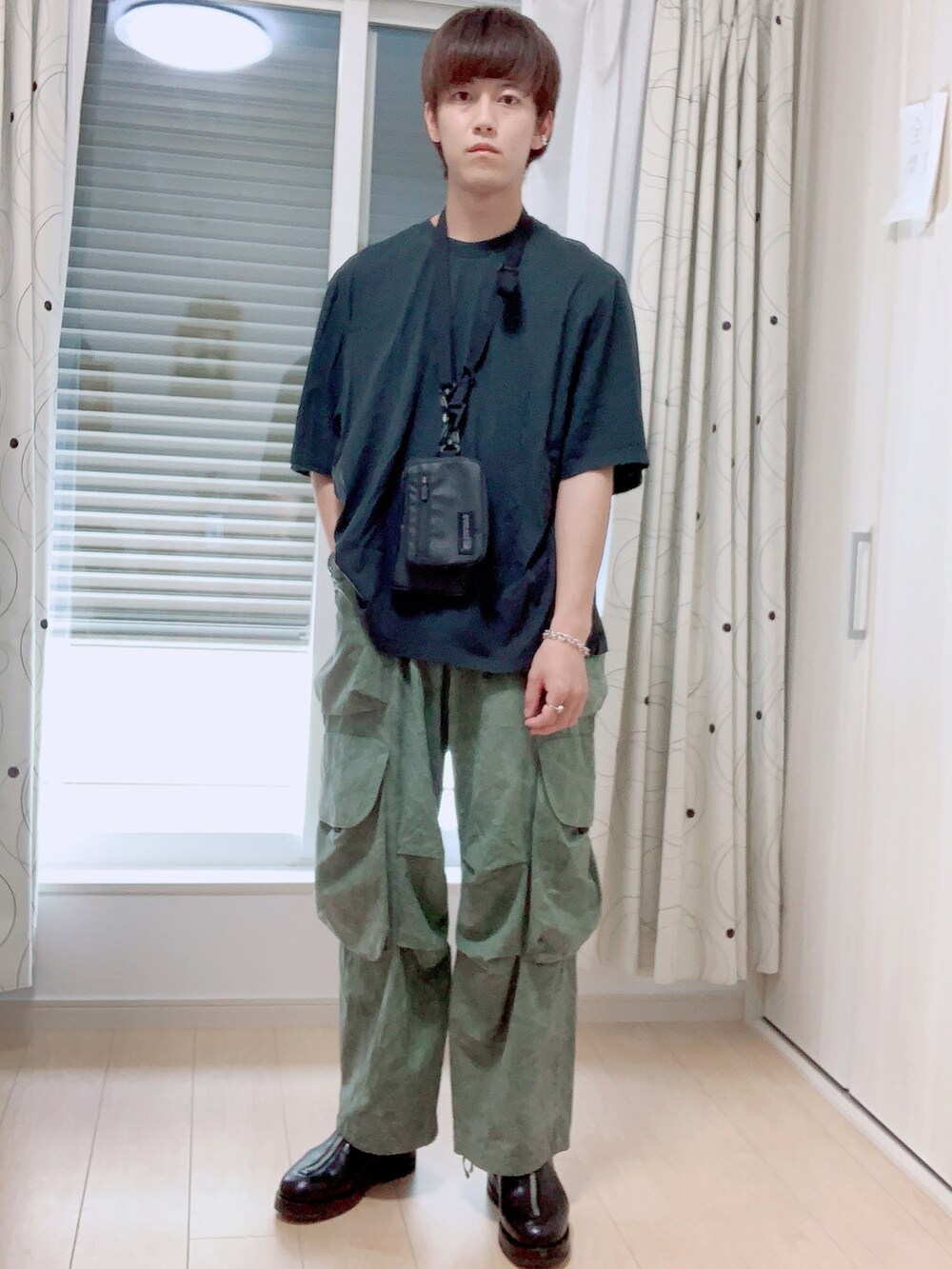「ワイドパンツ、ミリタリー、テック系、オーバーサイズ、グリーン」｜「entire studiosのアイテム（Tシャツ/カットソー、グリーン系）」を使った、たかさん（メンズ・172cm）の夏コーディネートの4枚目の写真