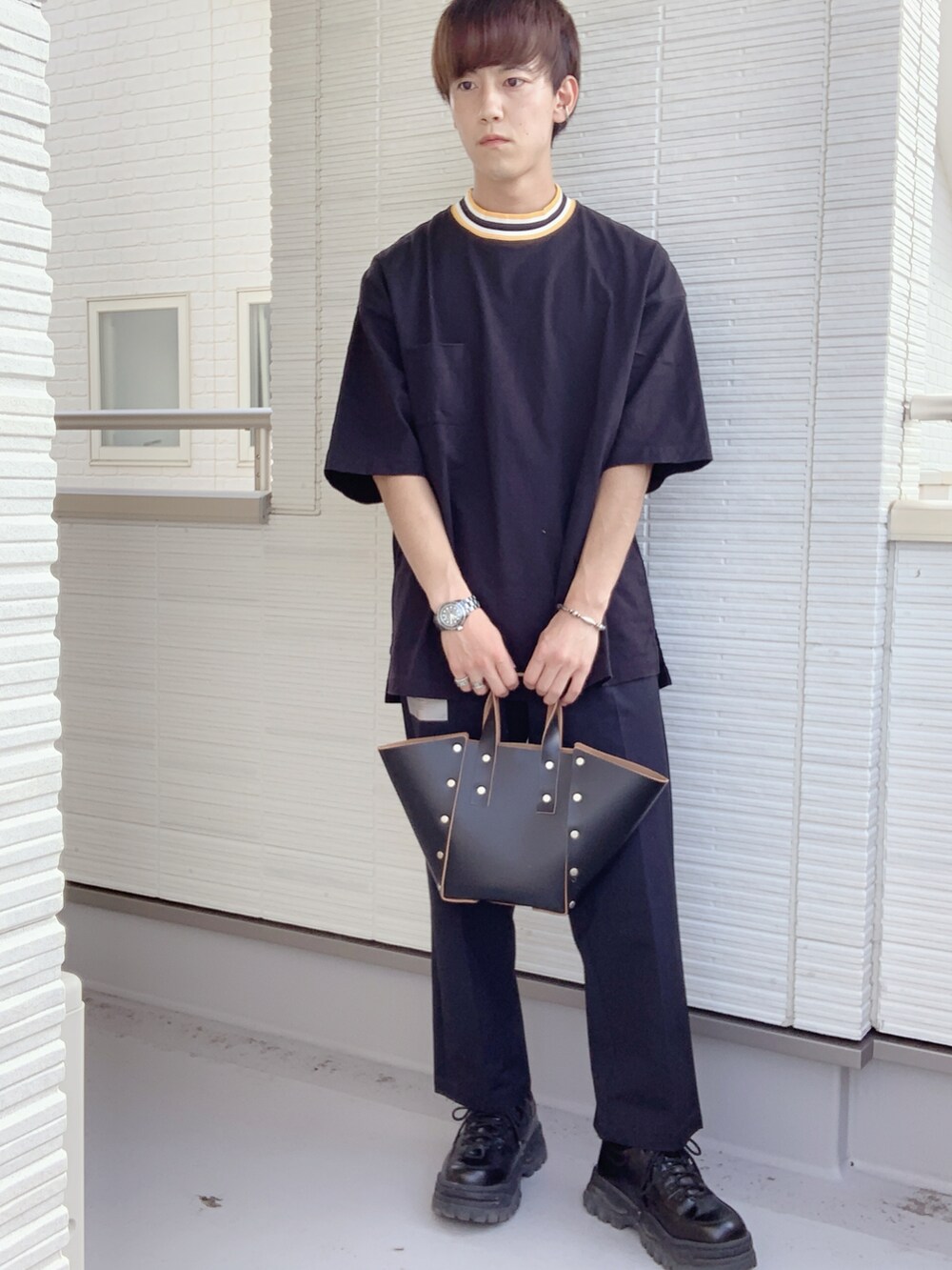 「ブラック、ハンドバッグ、Hender Scheme、スニーカーコーデ、EYTYS、お洒落さんとつながりたい、ワントーンコーデ」｜「Hender Schemeのassemble hand bag wide S（ハンドバッグ、ブラック系）」を使った、たかさん（メンズ・172cm）の秋コーディネートの2枚目の写真