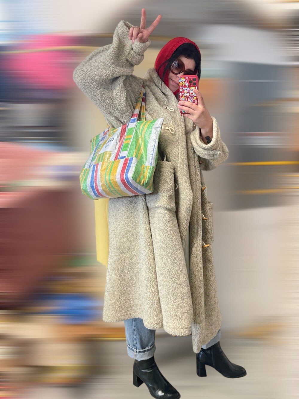 その他のトートバッグ、ブルー系のデニムパンツを着用したレディースの冬コーディネートの4枚目の写真