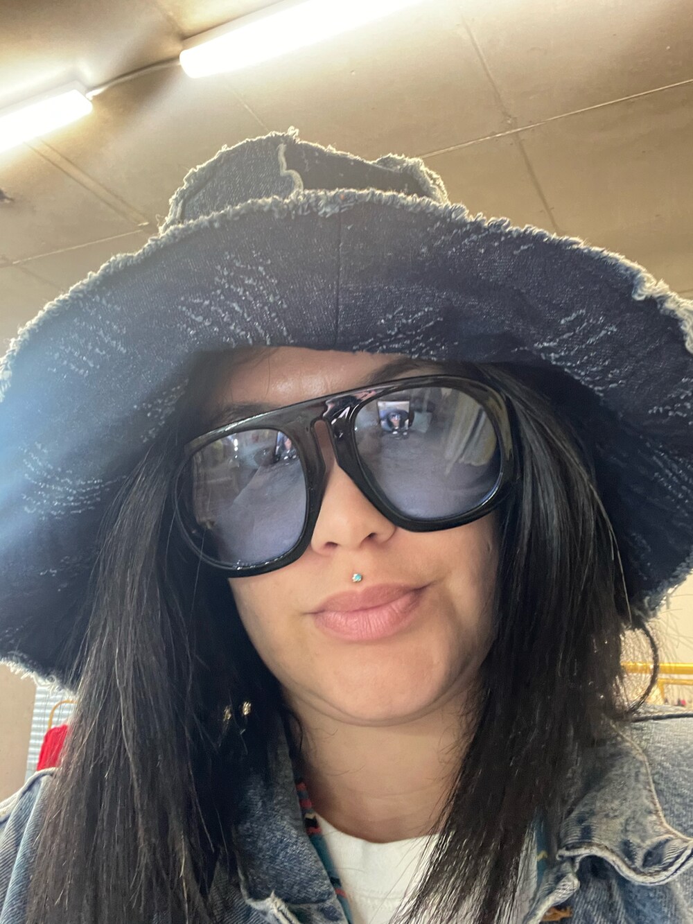 「heels、denim、Levis、hat、glasses、shoes、ootd、SELFIE、fashion、streetstyle、jeans、street」｜「H&Mのアイテム（ビジネスシャツ、ホワイト系）」を使った、Ashley Thorntonさん（レディース・180cm）の冬コーディネートの3枚目の写真