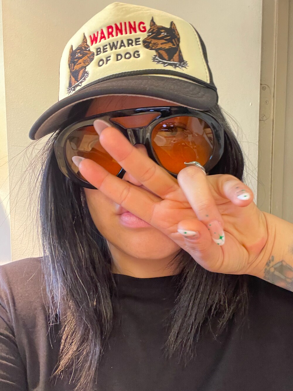 ホワイト系のビジネスシャツを着用したレディースの冬コーディネートの2枚目の写真