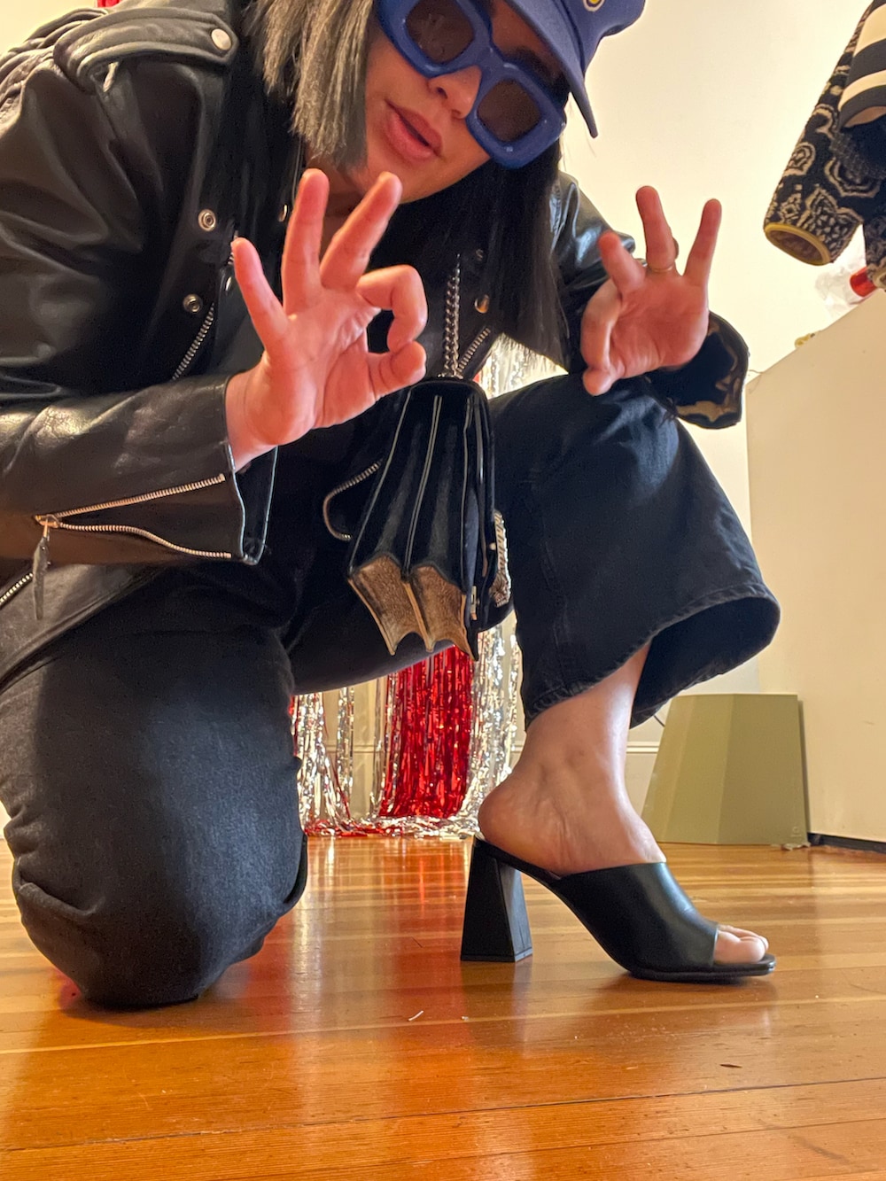 「カジュアルコーデ、シンプルコーデ、GUCCI、ファッションを楽しもう、leather」｜「asosのAsos Curve ASOS DESIGN Curve High rise 'relaxed' dad jeans in washed black（デニムパンツ、ブラック系）」を使った、Ashley Thorntonさん（レディース・180cm）の秋コーディネートの3枚目の写真