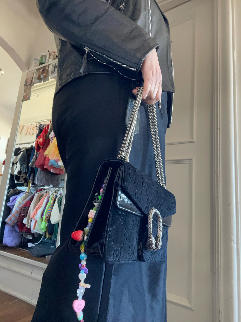 ブラック系のバッグを着用したレディースの春コーディネートの3枚目の写真