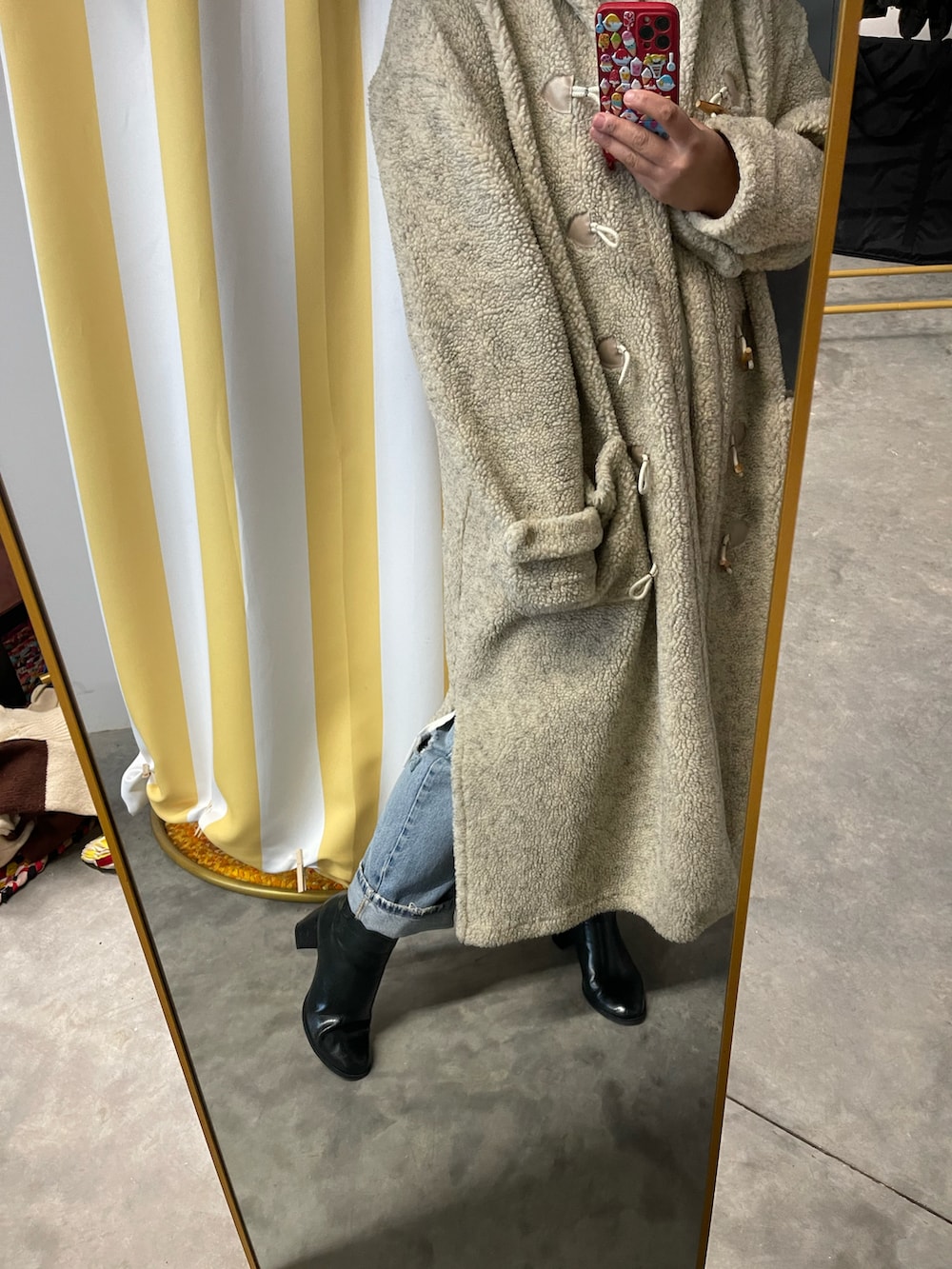 その他のトートバッグ、ブルー系のデニムパンツを着用したレディースの冬コーディネートの3枚目の写真