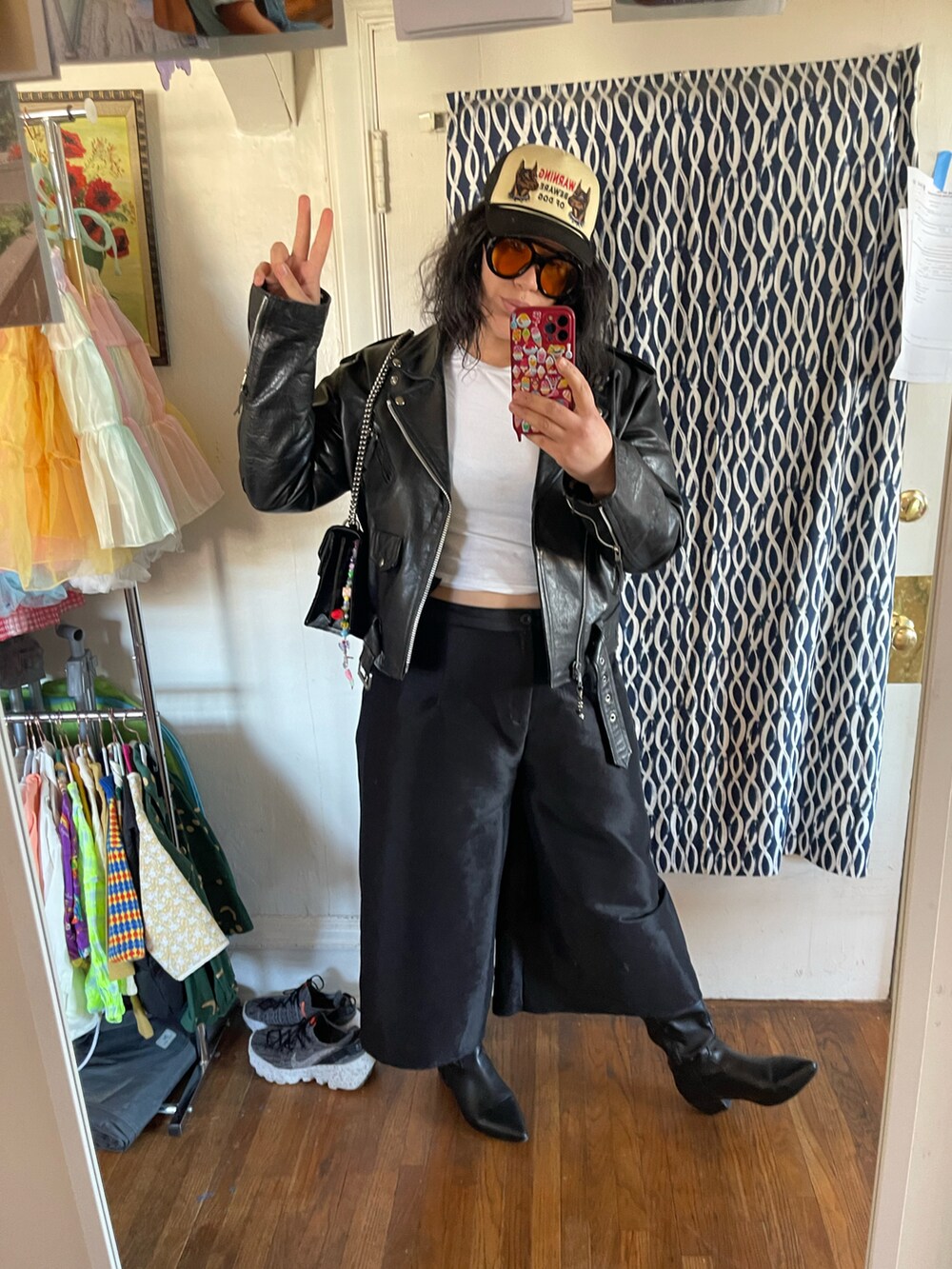 ブラック系のバッグを着用したレディースの春コーディネートの5枚目の写真