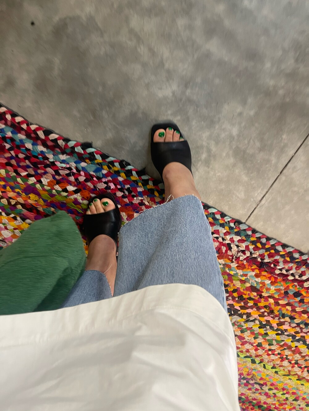 「heels、denim、Levis、hat、glasses、shoes、ootd、SELFIE、fashion、streetstyle、jeans、street」｜「H&Mのアイテム（ビジネスシャツ、ホワイト系）」を使った、Ashley Thorntonさん（レディース・180cm）の冬コーディネートの2枚目の写真