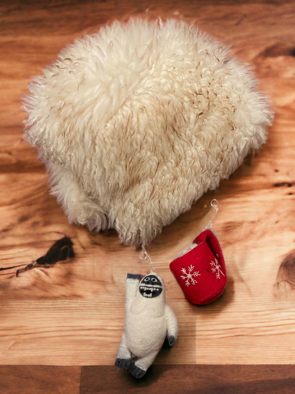 ホワイト系のイヤリングを着用したレディースの冬コーディネートの3枚目の写真