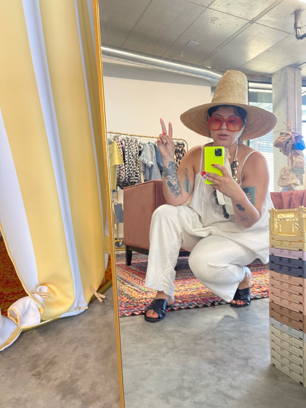 「ファッションを楽しもう、パンツスタイル、GU、楽チンコーデ」｜「H&Mのアイテム（ドレス、ホワイト系）」を使った、Ashley Thorntonさん（レディース・180cm）の秋コーディネートの2枚目の写真