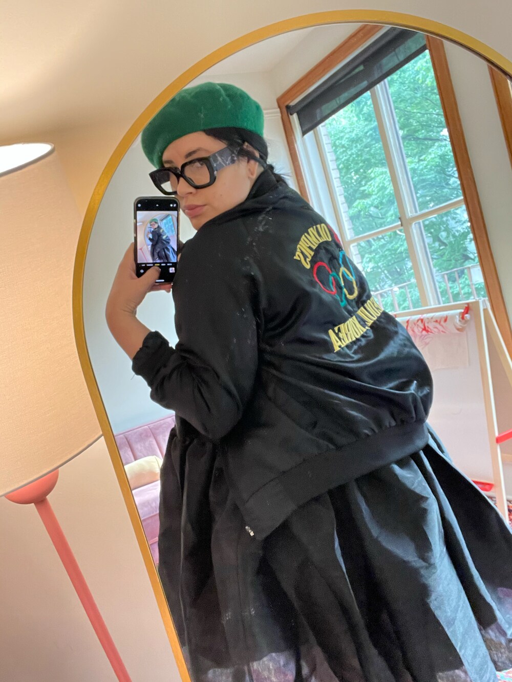 「休日スタイル、大人カジュアル、モノトーン、カジュアルコーデ、dress、オトナ女子」｜「VINTAGEのアイテム（ワンピース、ブラック系）」を使った、Ashley Thorntonさん（レディース・180cm）の秋コーディネートの3枚目の写真