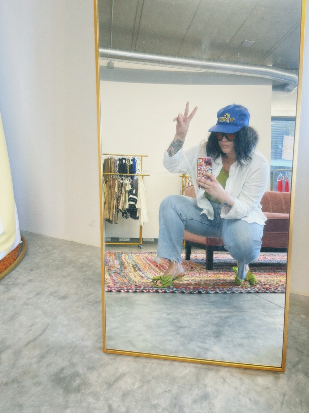 「Levis、streetstyle、Kitten Heel、STYLE、ootd、vintage、jeans、snapback、hat、NIKE、春のおしゃ見えテクニック、オトナカジュアル、休日スタイル」｜「Levis PReMIUMのアイテム（デニムパンツ、ブルー系）」を使った、Ashley Thorntonさん（レディース・180cm）の春コーディネートの3枚目の写真