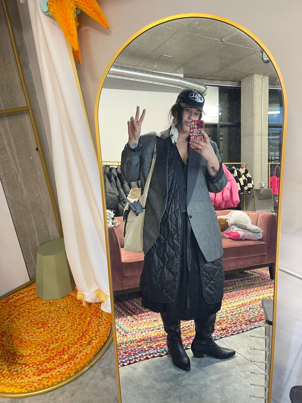 ベージュ系のトートバッグを着用したレディースの冬コーディネートの2枚目の写真