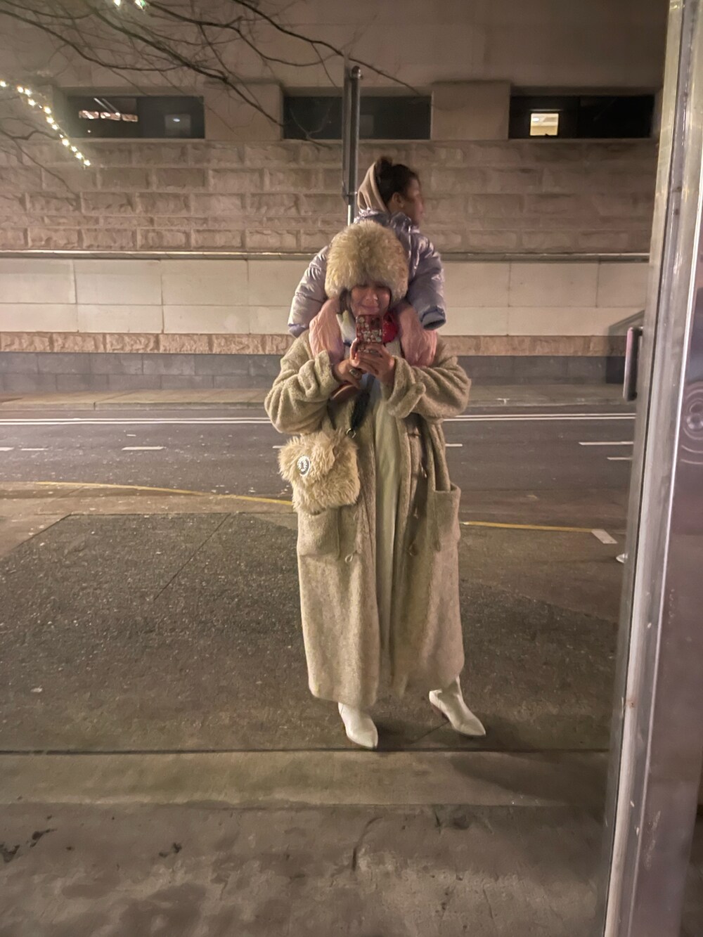 ホワイト系のイヤリングを着用したレディースの冬コーディネートの2枚目の写真