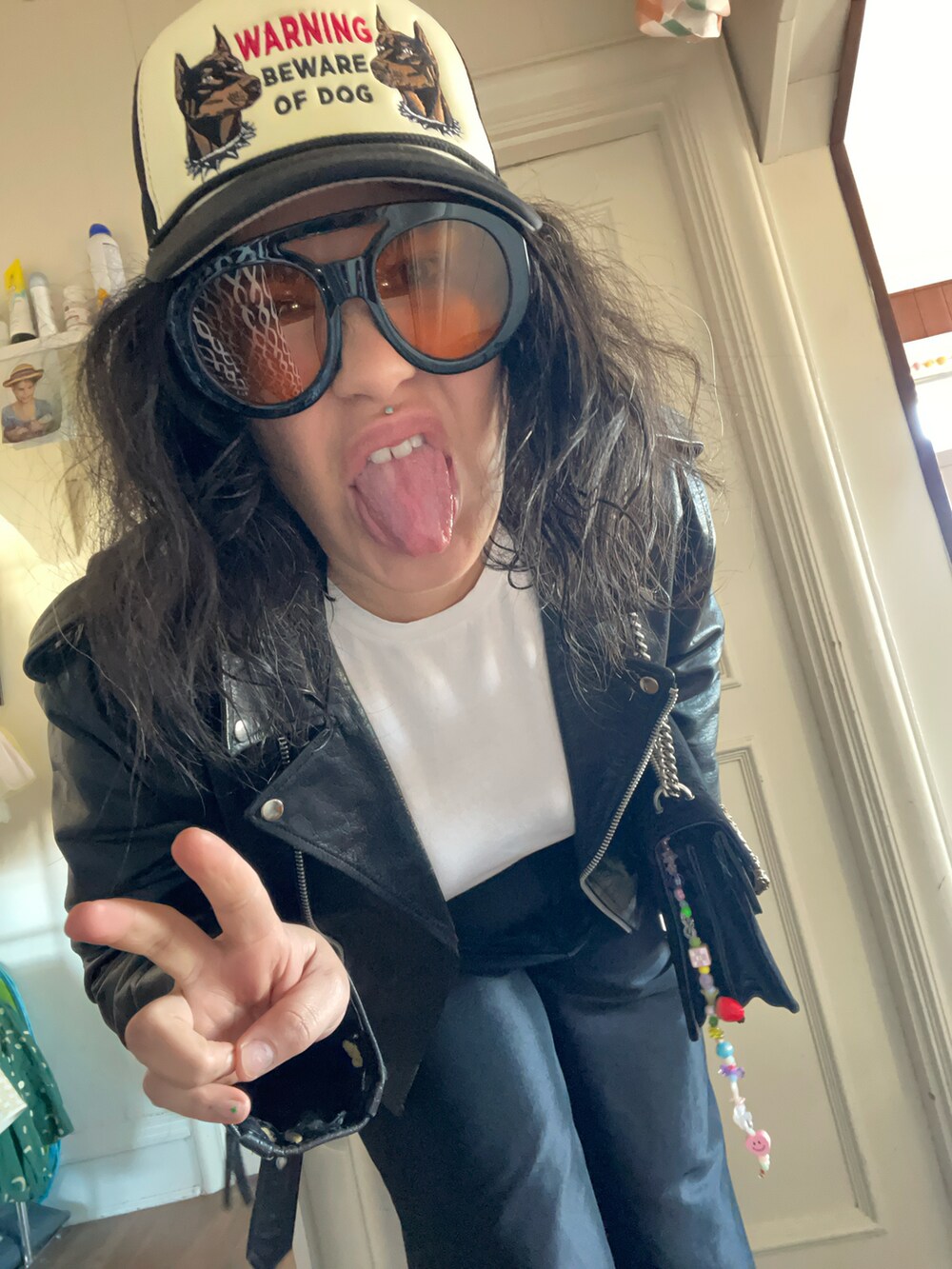 ブラック系のバッグを着用したレディースの春コーディネートの2枚目の写真