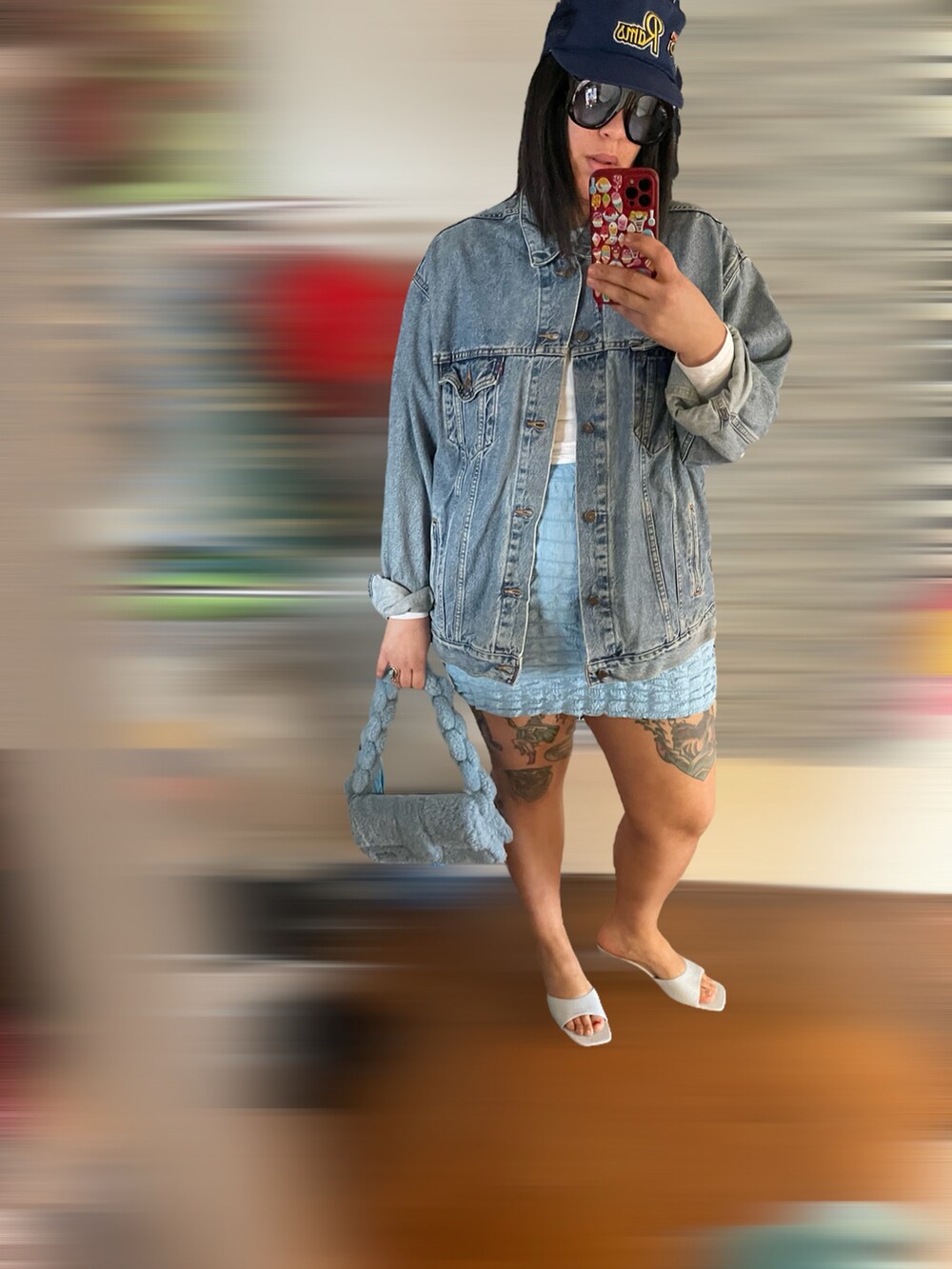 「blue、JACQUEMUS、ootd、STYLE、vintage、Levis、Skirt style、tattoo、WEARBOOKエントリー、woman、mom、Portland、vintage style」｜「Levi'sのアイテム（デニムジャケット、ブルー系）」を使った、Ashley Thorntonさん（レディース・180cm）の春コーディネートの2枚目の写真