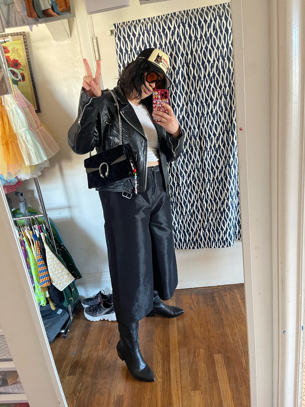 ブラック系のバッグを着用したレディースの春コーディネートの4枚目の写真