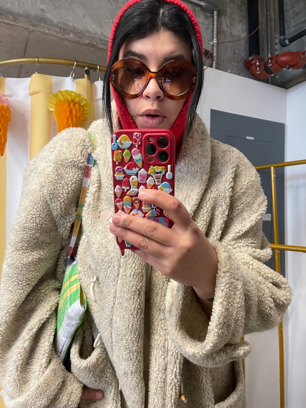 その他のトートバッグ、ブルー系のデニムパンツを着用したレディースの冬コーディネートの2枚目の写真