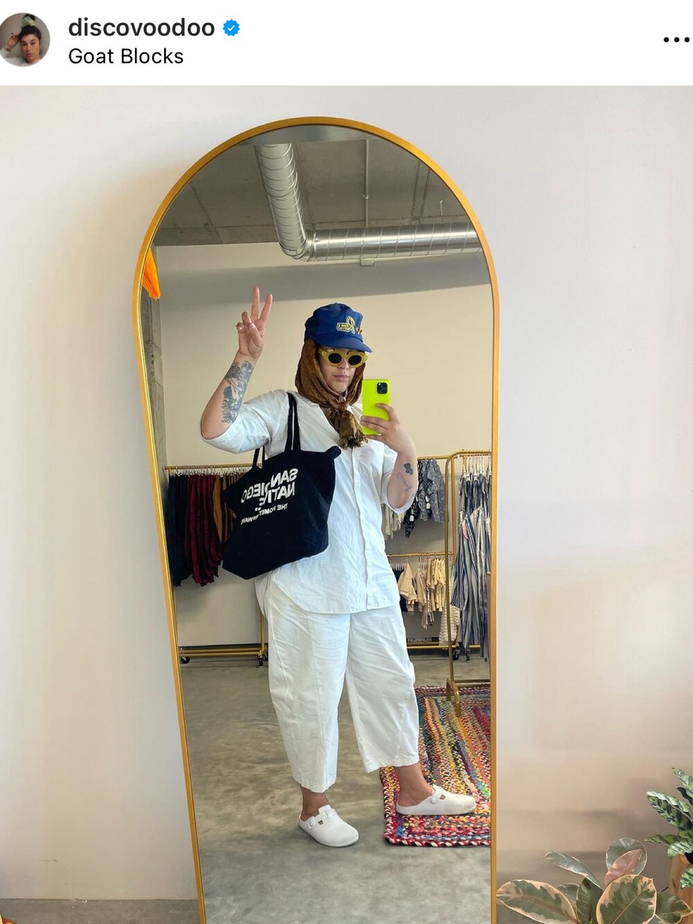 ホワイト系のスリッポン、ブルー系のキャップを着用したレディースの秋コーディネートの2枚目の写真