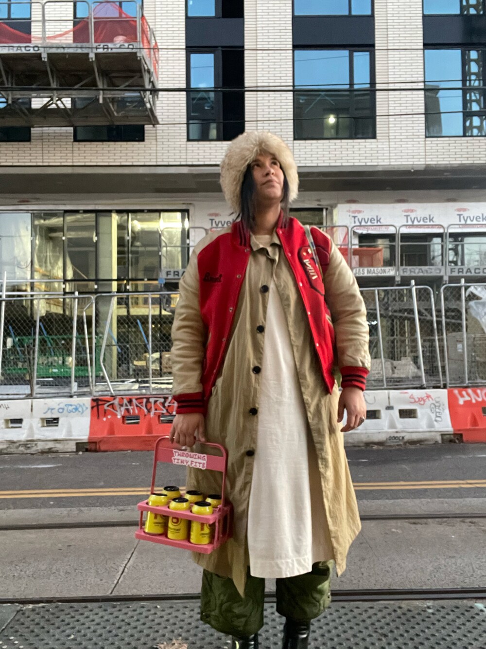 「新星WEARISTAにエントリー、オトナカジュアル、カジュアルコーデ、きれいめカジュアル、ootd、vintage、カーキ、ホワイト、セットアップ、いいね、save、フォローお願いします🤑、fashion、layering、jacket、woman、おしゃれさんと繋がりたい」｜「STUSSYのアイテム（トレンチコート、ベージュ系）」を使った、Ashley Thorntonさん（レディース・180cm）の冬コーディネートの2枚目の写真