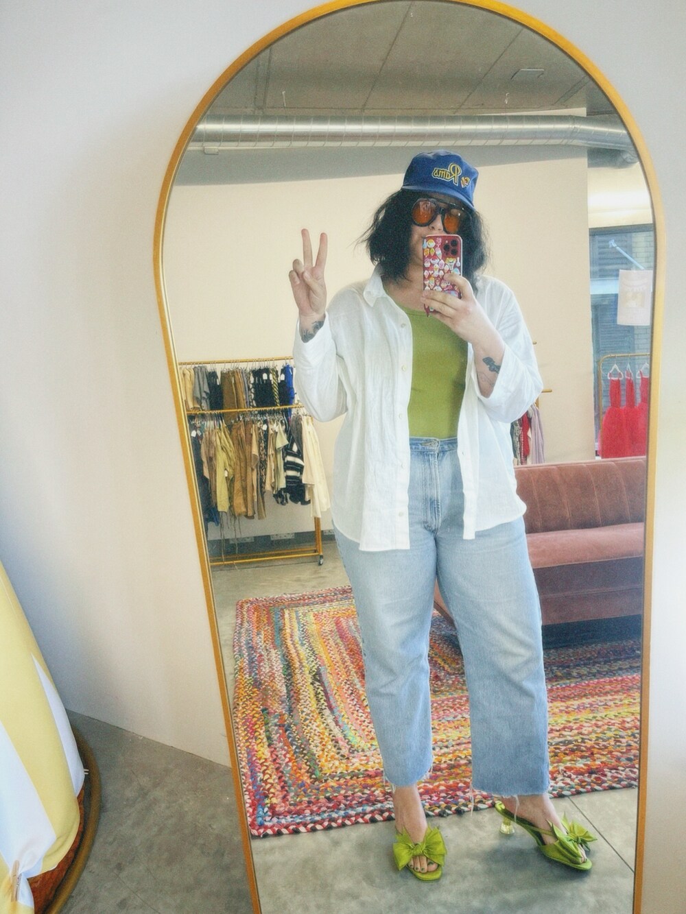 「Levis、streetstyle、Kitten Heel、STYLE、ootd、vintage、jeans、snapback、hat、NIKE、春のおしゃ見えテクニック、オトナカジュアル、休日スタイル」｜「Levis PReMIUMのアイテム（デニムパンツ、ブルー系）」を使った、Ashley Thorntonさん（レディース・180cm）の春コーディネートの2枚目の写真