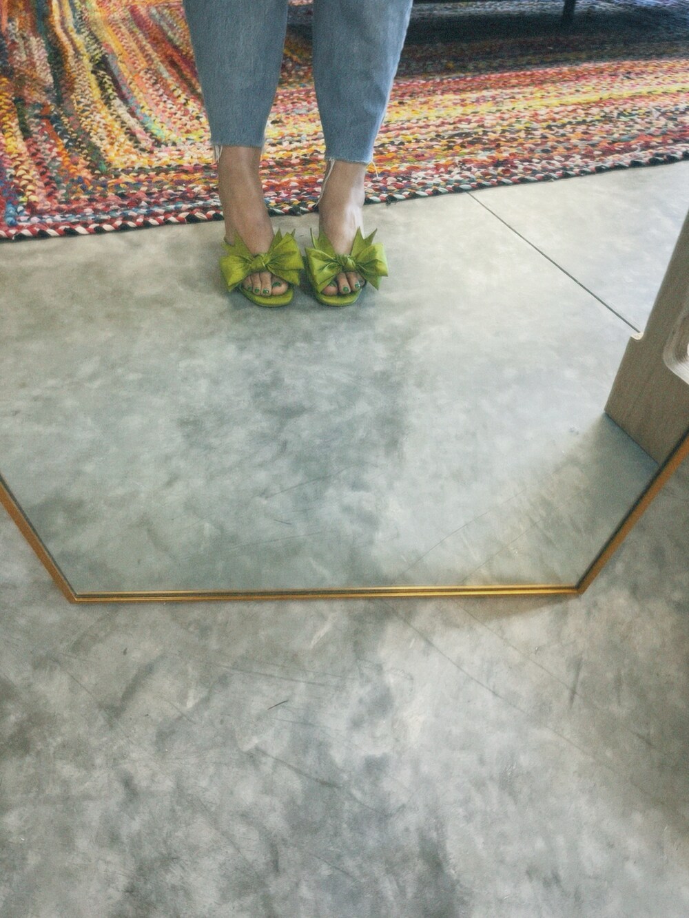 「Levis、streetstyle、Kitten Heel、STYLE、ootd、vintage、jeans、snapback、hat、NIKE、春のおしゃ見えテクニック、オトナカジュアル、休日スタイル」｜「Levis PReMIUMのアイテム（デニムパンツ、ブルー系）」を使った、Ashley Thorntonさん（レディース・180cm）の春コーディネートの4枚目の写真