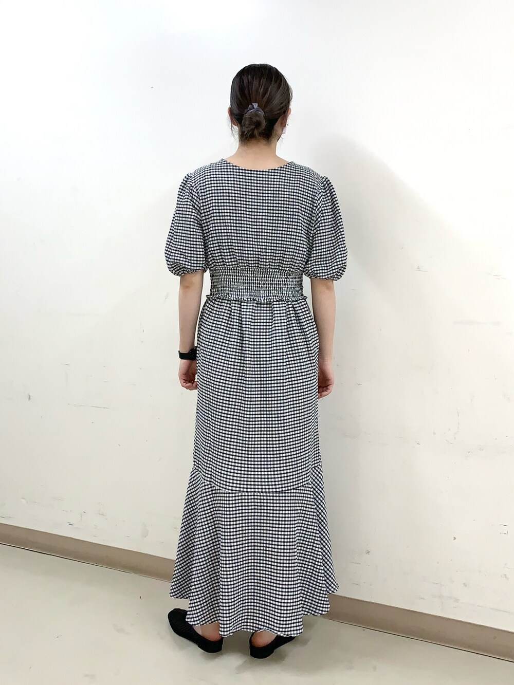 その他のワンピース、ブラック系のパンプスを着用したレディースの春コーディネートの3枚目の写真