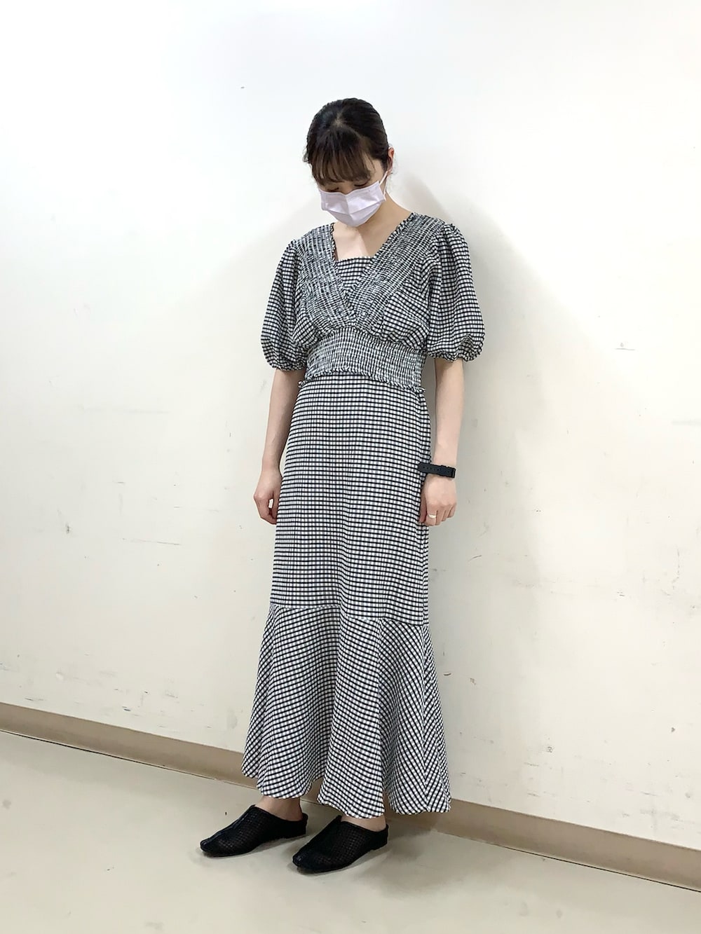 その他のワンピース、ブラック系のパンプスを着用したレディースの春コーディネートの2枚目の写真