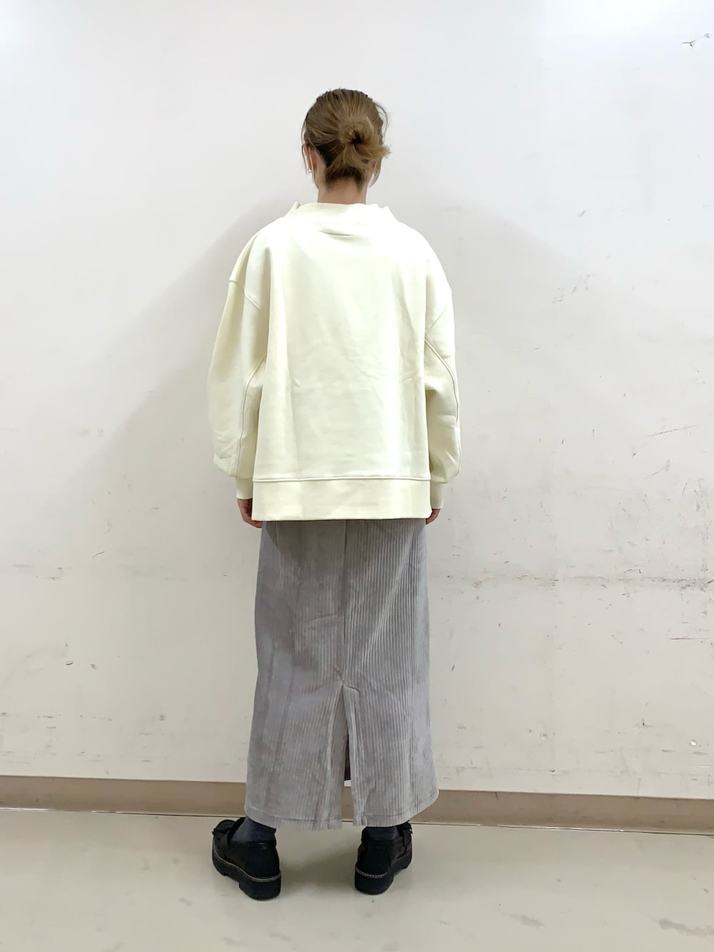 その他のスウェット、ブルー系のスカートを着用したレディースの冬コーディネートの2枚目の写真