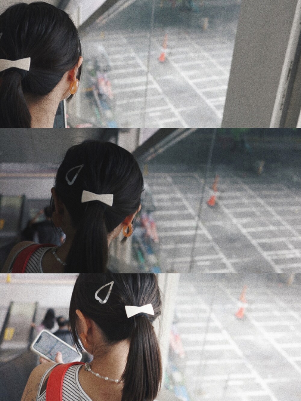 レッド系のショルダーバッグ、ブラック系のデニムスカートを着用したレディースの秋コーディネートの4枚目の写真