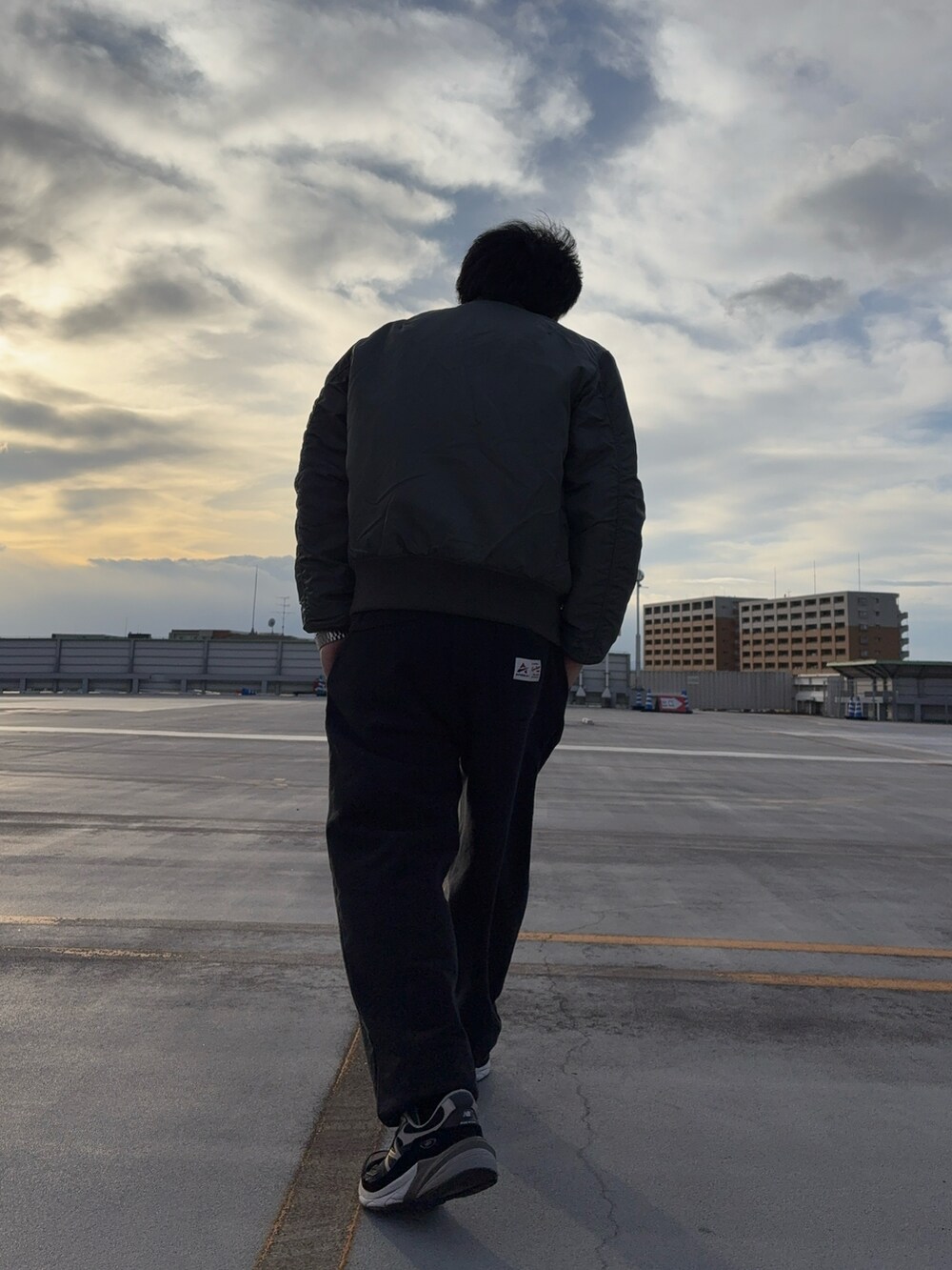 グリーン系のMA-1を着用したメンズの冬コーディネートの2枚目の写真