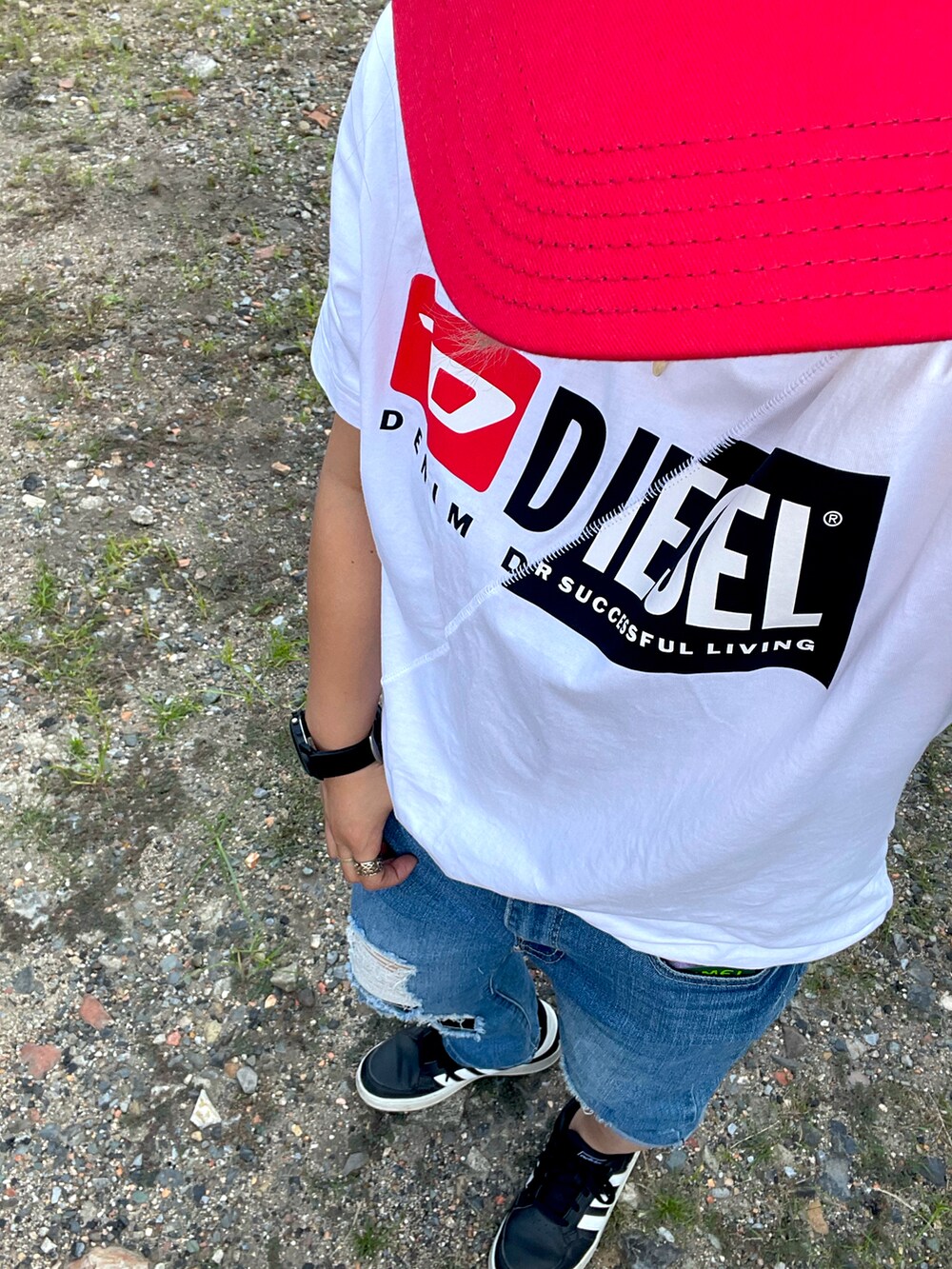 ホワイト系のトップスを着用したレディースの秋コーディネートの2枚目の写真