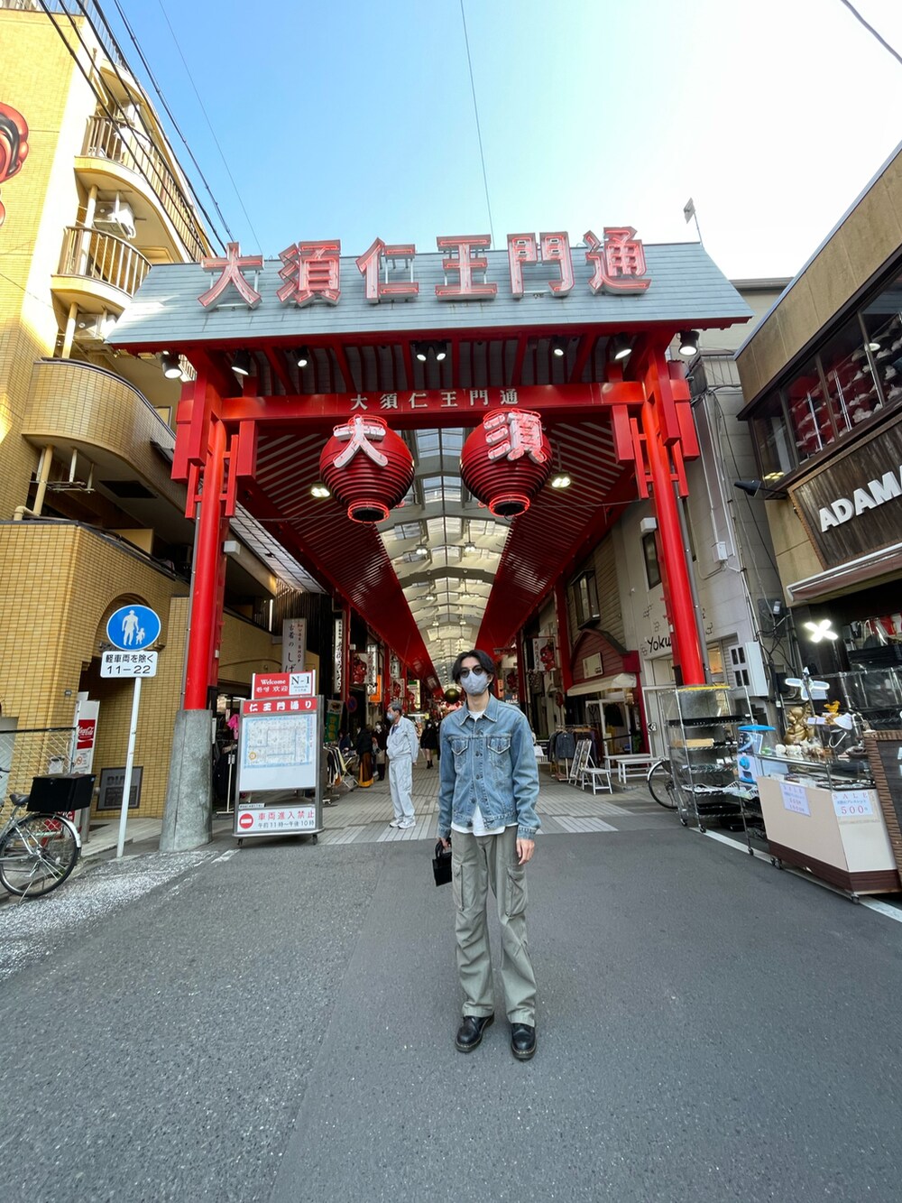 ブラック系のブーツ、グリーン系のカーゴパンツ、ブラック系のショルダーバッグを着用したメンズの冬コーディネートの2枚目の写真