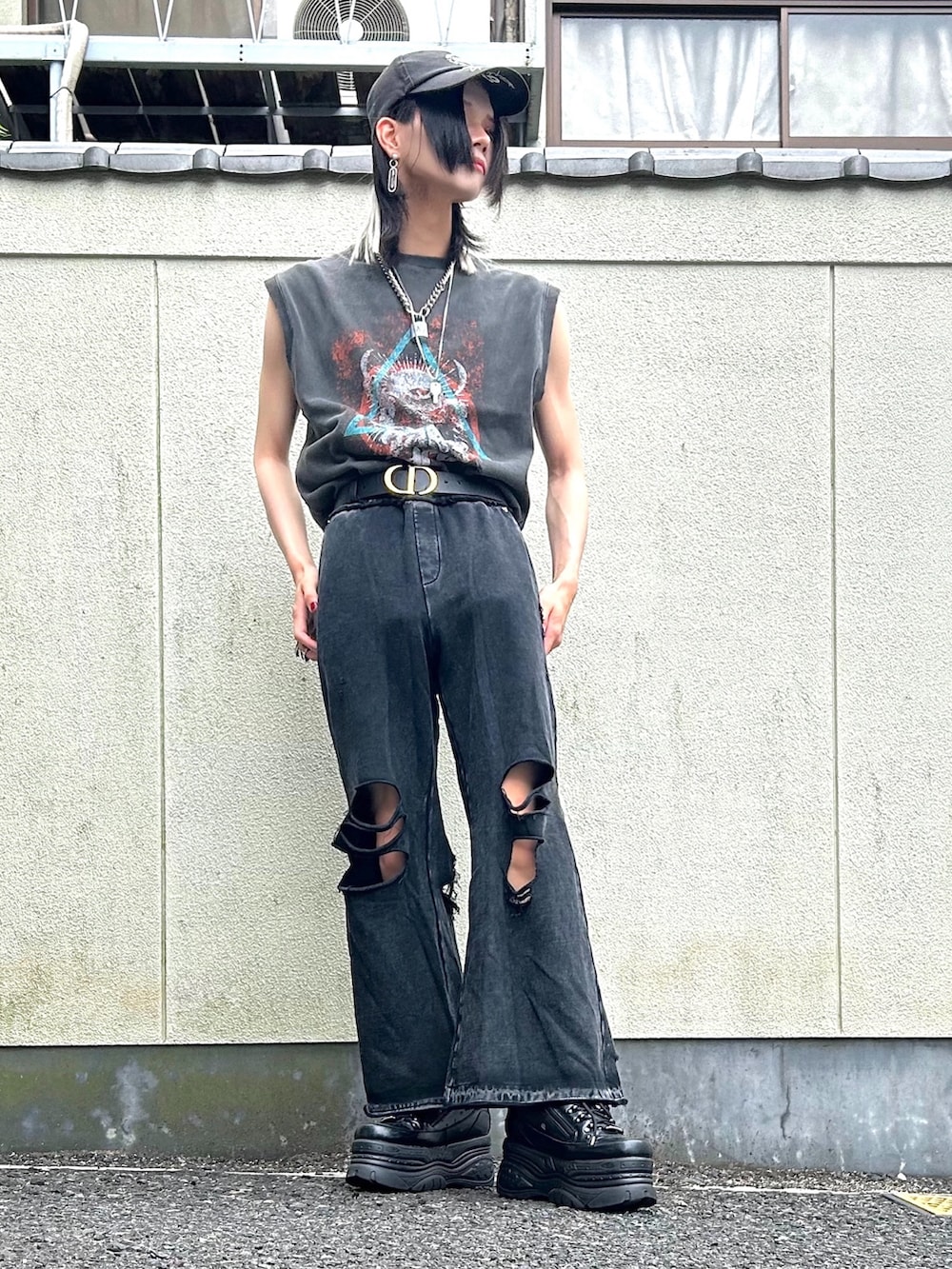 「ストリート、キャップ、ノースリーブ、ワイドスラックス、ダメージデニムパンツ、厚底シューズ、厚底スニーカー、adrer、HARE、夏コーデ、グラフィック、グレー、モノトーン、モード、モードストリート」｜「ADRERのheavy cotton vintage like retro rock logo damage sleeve less T/ヘビーコットンヴィンテージライクレトロロックロゴダメージノースリーブT（Tシャツ/カットソー、ブラック系）」を使った、NO NAMEさん（メンズ・176cm）の夏コーディネートの2枚目の写真