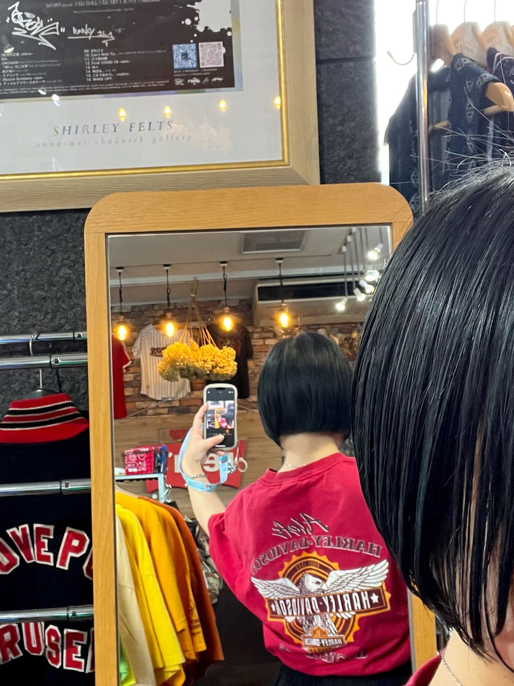 ブラック系のその他シューズ、ブラック系のスカート、レッド系のTシャツ/カットソーを着用したレディースの春コーディネートの2枚目の写真