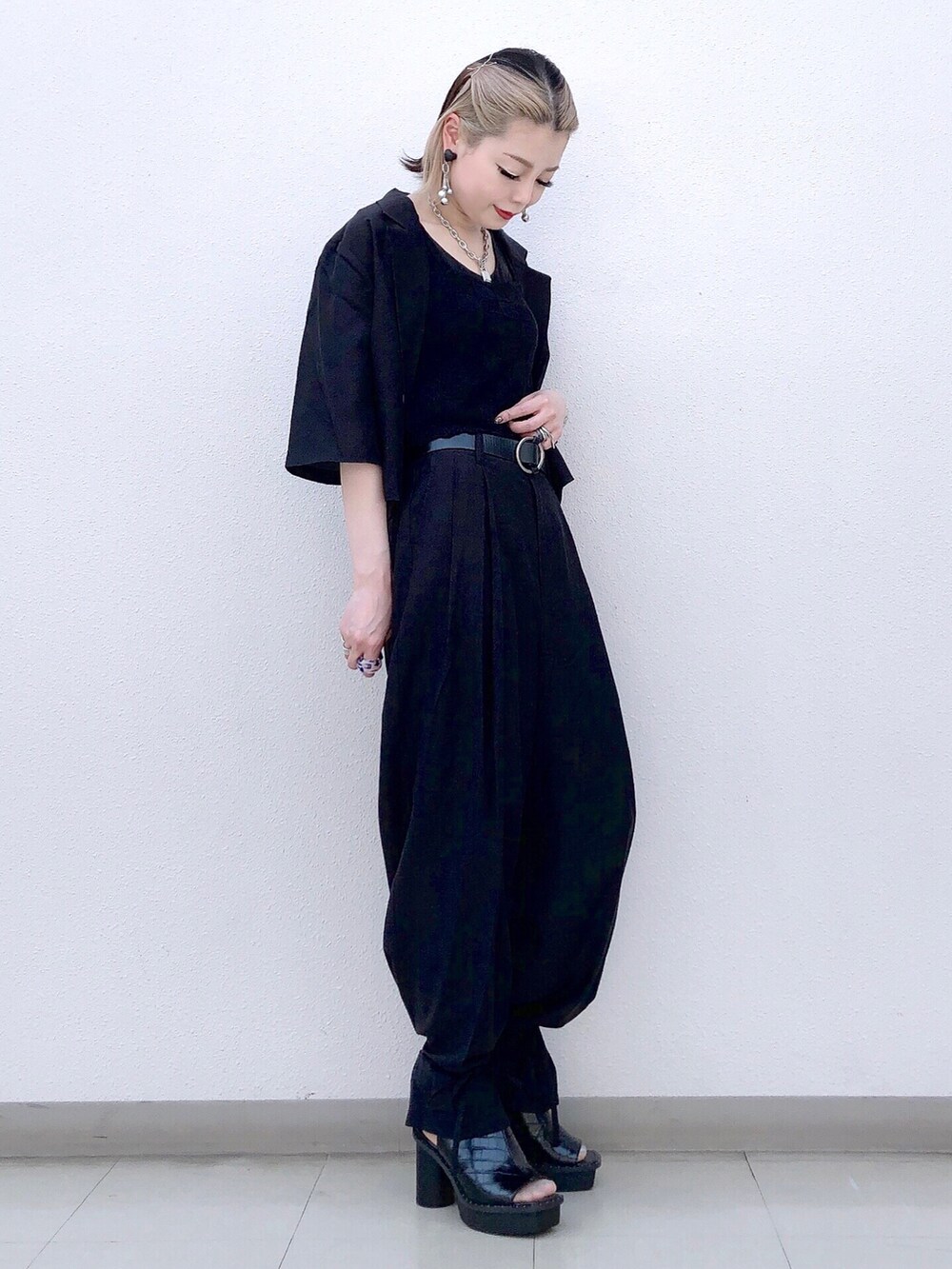 ブラック系のタンクトップ、ブラック系のテーラードジャケット、ブラック系のスラックスを着用したレディースの夏コーディネートの2枚目の写真