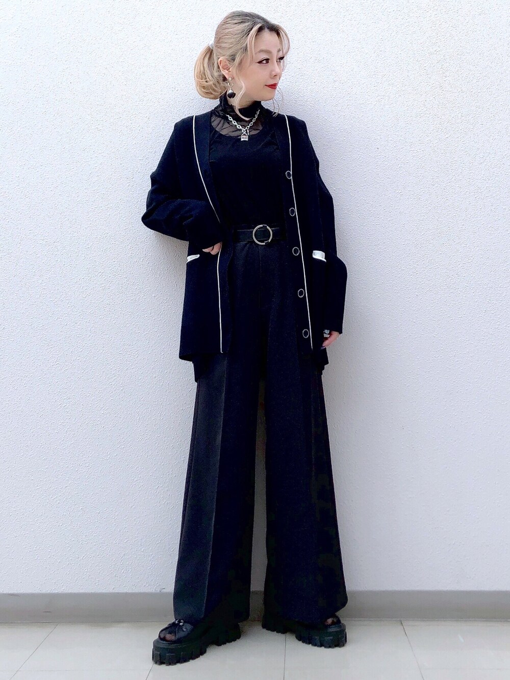 ブラック系のシャツ/ブラウス、ブラック系のカーディガン/ボレロ、ブラック系のスラックスを着用したレディースの春コーディネートの5枚目の写真