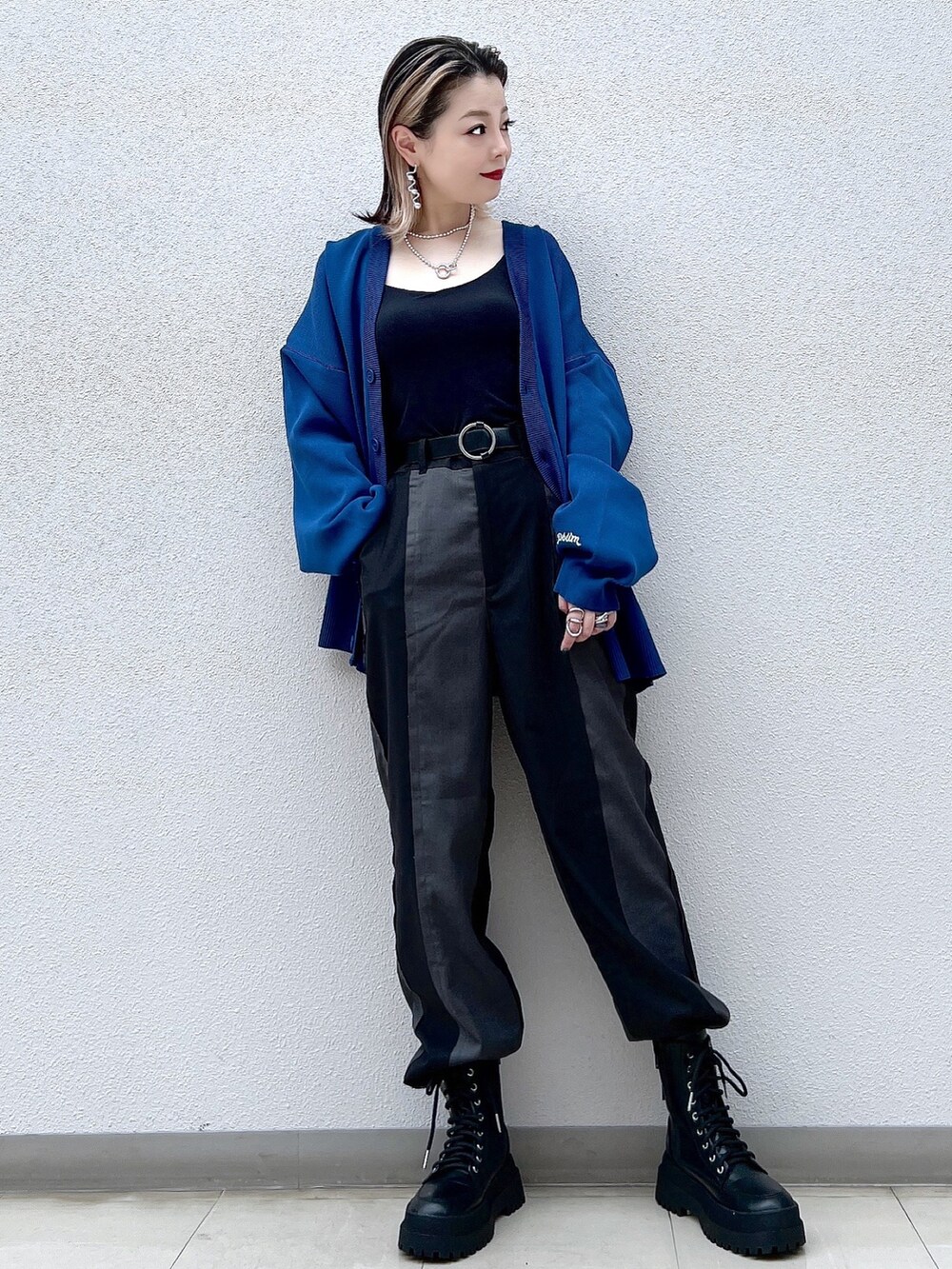 ブルー系のカーディガン/ボレロ、ブラック系のパンツ、ブラック系のブーツを着用したレディースの夏コーディネートの2枚目の写真