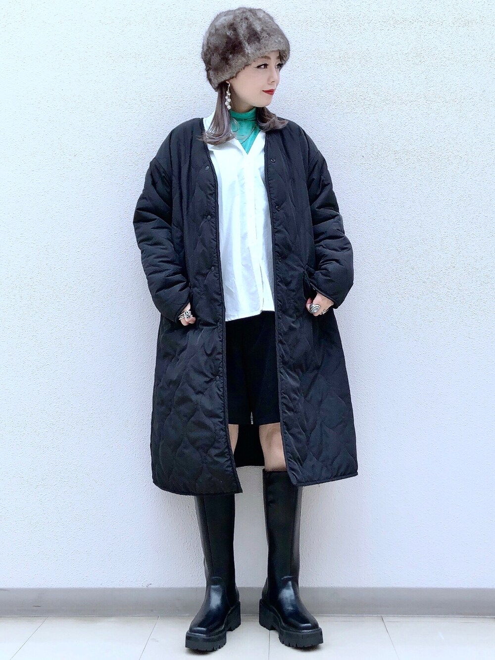 グリーン系のTシャツ/カットソー、ホワイト系のシャツ/ブラウス、ブラック系のその他パンツを着用したレディースの冬コーディネートの3枚目の写真